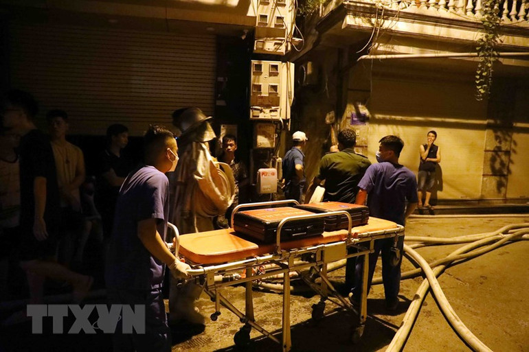 Lực lượng y tế có mặt tại hiện trường sẵn sàng cấp cứu người bị nạn. (Ảnh: Phạm Kiên/TTXVN)