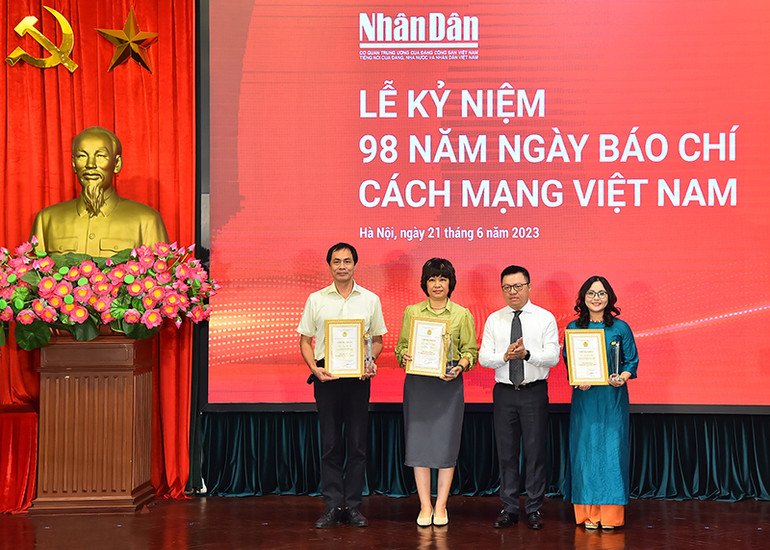 Tổng Biên tập Báo Nhân Dân Lê Quốc Minh trao Giải thưởng gương mặt của năm 2022 của Ban Chấp hành công đoàn viên chức Việt Nam tặng cán bộ, đoàn viên công đoàn của Báo Nhân Dân.