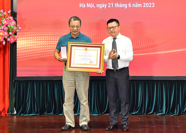 Tổng Biên tập Báo Nhân Dân Lê Quốc Minh trao Huân chương Lao động hạng Nhì của Chủ tịch nước tặng đồng chí Trần Việt Cường, nguyên Ủy viên Ban Biên tập, nguyên Trưởng Ban Trị sự Báo Nhân Dân.