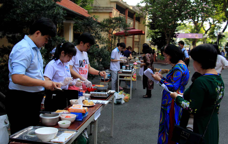 Ban Tổ chức của Trường đại học Khoa học tự nhiên (Đại học Quốc gia Thành phố Hồ Chí Minh) đang chấm thi cho các đoàn thể của trường.