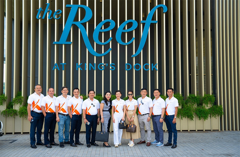 Ban lãnh đạo Kim Oanh Group chụp ảnh lưu niệm sau khi tham quan một dự án của Keppel Land.
