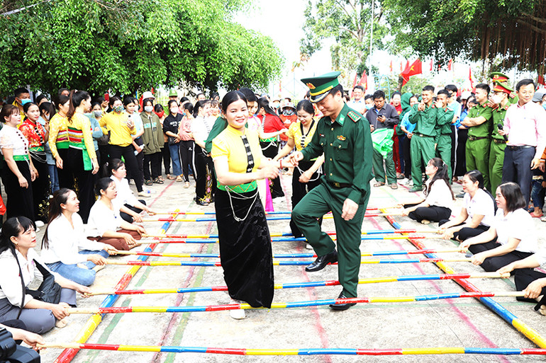 Nghĩa tình quân dân trên vùng biên giới Đắk Lắk trong Ngày hội biên phòng toàn dân. Nghĩa tình quân dân trên vùng biên giới Đắk Lắk trong Ngày hội biên phòng toàn dân.