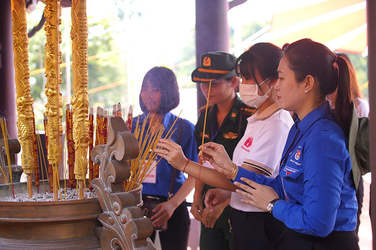 Thanh niên dâng hương tại Đền liệt sĩ thành phố Long Khánh.