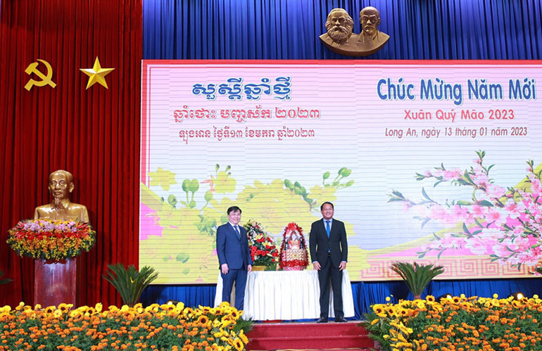 Đoàn đại biểu tỉnh Svay Rieng và Prey Veng (Vương quốc Campuchia) thăm, chúc Tết, tặng quà tỉnh Long An.