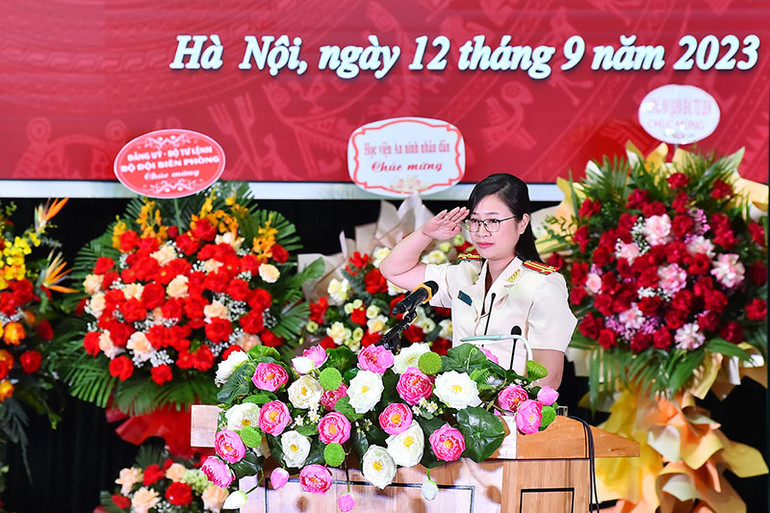 Trung tá Trần Thị Thúy Hạnh, đại diện cán bộ, giảng viên của Học viện Cảnh sát nhân dân phát biểu tại lễ khai giảng.