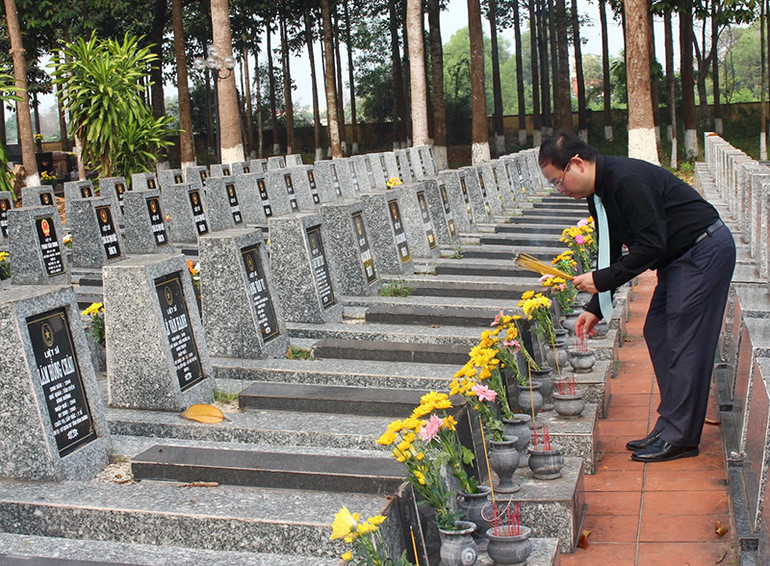 Lãnh đạo tỉnh Đồng Nai thắp hương tại phần mộ liệt sĩ ở Nghĩa trang liệt sĩ huyện Long Thành.