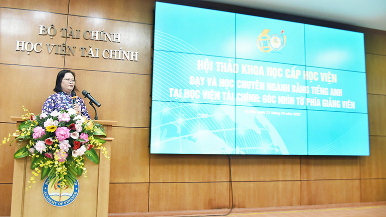 PGS, TS Trương Thị Thủy, Phó Bí thư Đảng ủy, Phó Giám đốc Học viện Tài chính phát biểu đề dẫn.
