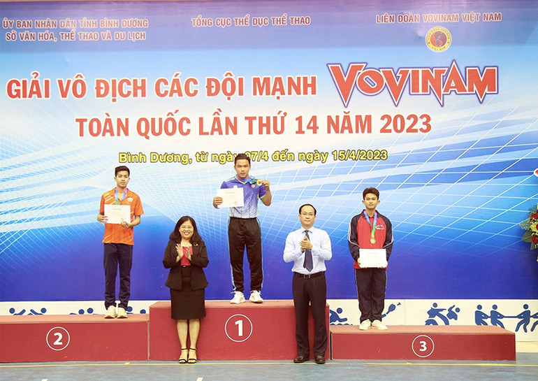 Trao huy chương cho các vận động viên đạt thành tích cao trong ngày thi đấu đầu tiên.