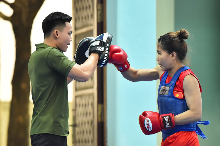 Chuyên gia Chhun Sok người Campuchia trực tiếp bổ trợ thêm cho thành viên đội tuyển. Chuyên gia Chhun Sok người Campuchia trực tiếp bổ trợ thêm cho thành viên đội tuyển.