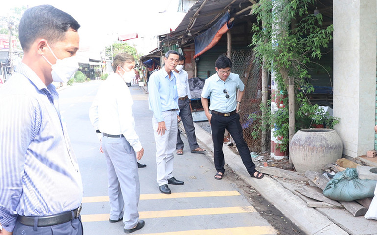 Đoàn công tác Văn phòng Thường trực Ban Chỉ huy Phòng, chống thiên tai và Tìm kiếm cứu nạn tỉnh Long An khảo sát khu vực sạt lở, đoạn qua địa phận xã Phước Lại, huyện Cần Giuộc, tỉnh Long An.