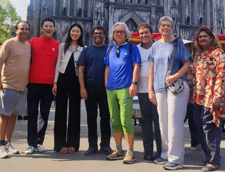 Ông Lê Quý Dương (áo đỏ), tác giả-đạo diễn Lễ hội nghệ thuật biểu diễn quốc tế 2023 tại Bình Thuận cùng các nghệ sĩ, nhà quản lý, nghiên cứu nghệ thuật các nước.