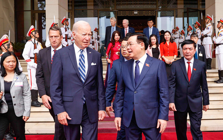 Chủ tịch Quốc hội Vương Đình Huệ tiễn Tổng thống Hoa Kỳ Joe Biden.