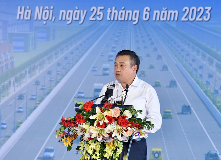 Chủ tịch UBND thành phố Hà Nội Trần Sỹ Thanh phát biểu. (Ảnh: TRẦN HẢI)