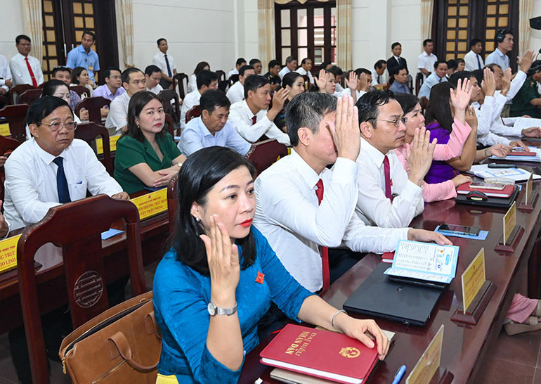 Đại biểu Hội đồng nhân dân tỉnh Quảng Trị biểu quyết thông qua nội dung Kỳ họp thứ 18.