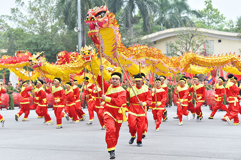 Màn trình diễn trống hội với âm hưởng hào hùng, thể hiện hào khí tự hào, tự tôn dân tộc.