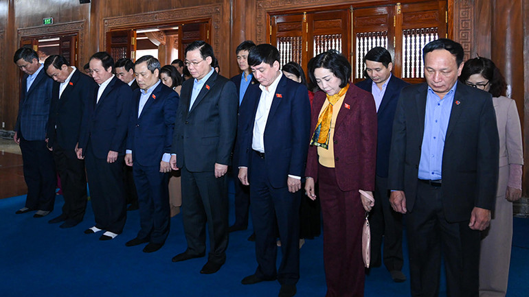 Chủ tịch Quốc hội Vương Đình Huệ và đoàn công tác dâng hương Đền thờ Bác Hồ và các Anh hùng, liệt sĩ tỉnh Quảng Bình. (Ảnh Duy Linh)