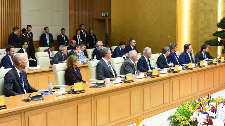 Các thành viên đi cùng Tổng thống Hoa Kỳ Joe Biden dự Hội nghị cấp cao Việt Nam-Hoa Kỳ về Đầu tư và đổi mới sáng tạo.