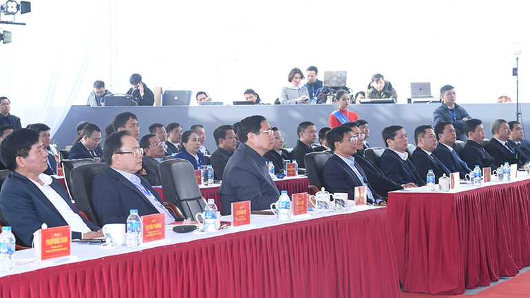 Thủ tướng Phạm Minh Chính và các đại biểu tham dự lễ khánh thành tại điểm cầu thành phố Điện Biên Phủ.