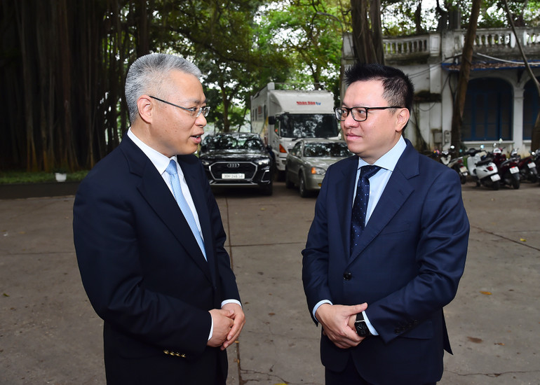 Đồng chí Lê Quốc Minh và đồng chí Hồ Triệu Minh trao đổi sau buổi tiếp.