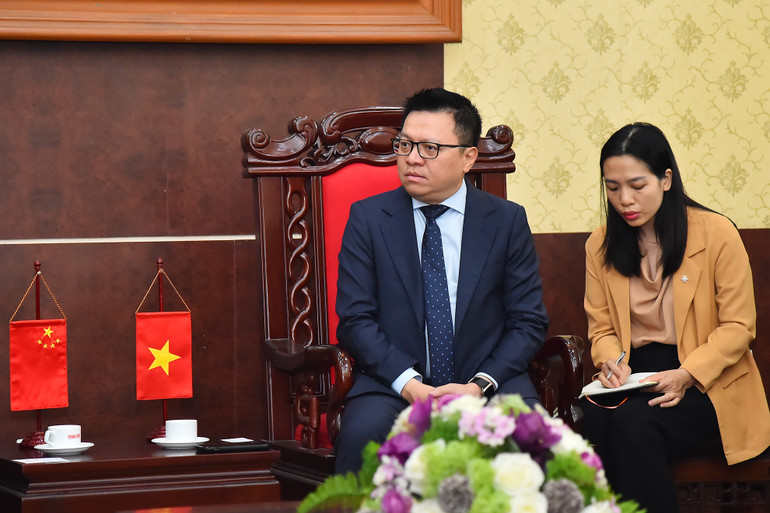 Đồng chí Lê Quốc Minh, Ủy viên Trung ương Đảng, Tổng Biên tập Báo Nhân Dân, Phó Trưởng Ban Tuyên giáo Trung ương, Chủ tịch Hội Nhà báo Việt Nam phát biểu tại buổi tiếp.