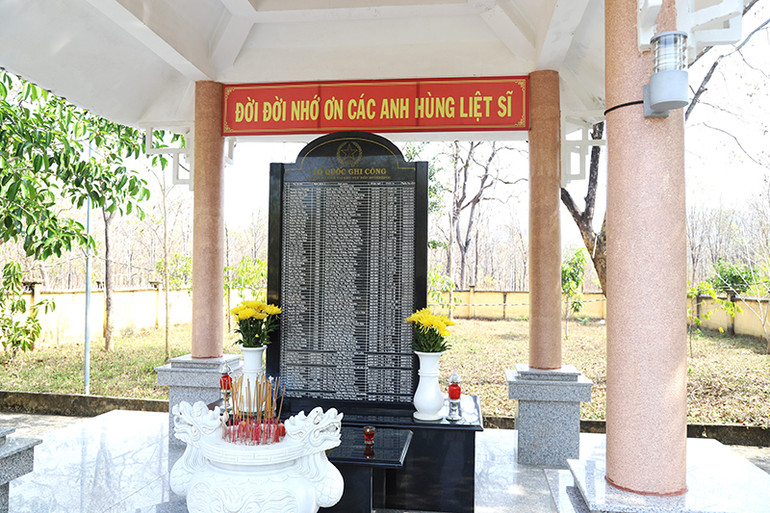 Bia tưởng niệm các liệt sĩ tại Di tích Quốc gia đặc biệt Đường Trường Sơn - Đường Hồ Chí Minh - Bến vượt sông Sê-rê-pốk ở xã Krông Na, huyện Buôn Đôn. Bia tưởng niệm các liệt sĩ tại Di tích Quốc gia đặc biệt Đường Trường Sơn - Đường Hồ Chí Minh - Bến vượt sông Sê-rê-pốk ở xã Krông Na, huyện Buôn Đôn.