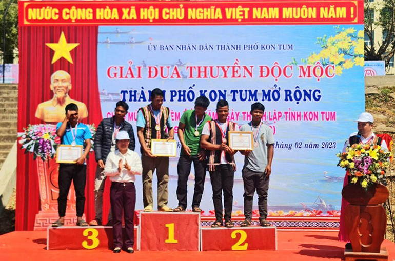 Trao giải Nhất, Nhì, Ba cho nội dung 200m.