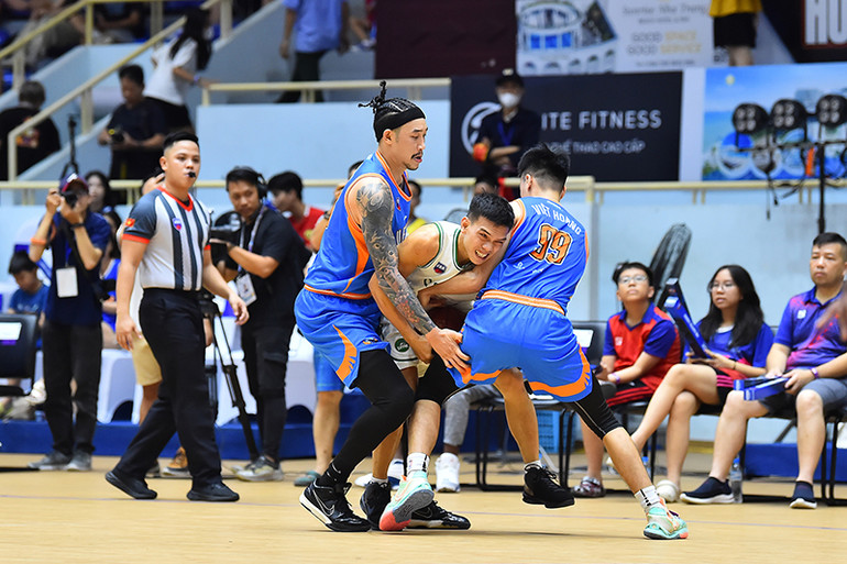 Tuy nhiên, đội chủ nhà với chất lượng đội hình nhỉnh nhanh chóng xốc lại tinh thần sau quãng thời gian bị đối thủ lấn lướt khi gia tăng sức ép phòng thủ mỗi khi các cầu thủ Cantho Catfish có bóng.