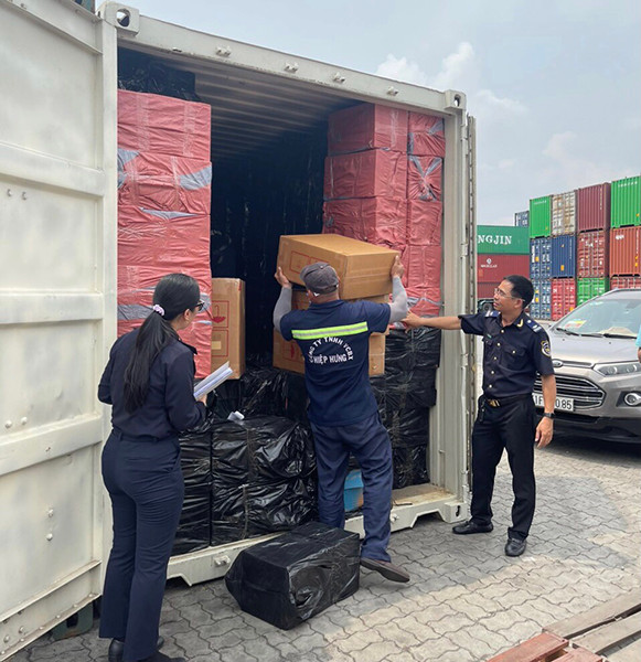 Cán bộ Hải quan kiểm tra lô hàng thuốc lá tại cảng Cát Lái.