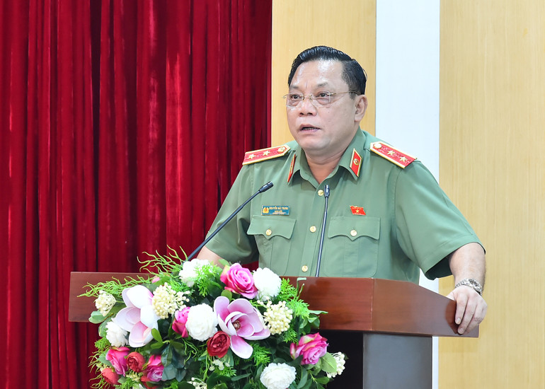 Đồng chí Nguyễn Hải Trung, Giám đốc Công an thành phố Hà Nội, Đại biểu Quốc hội thành phố Hà Nội trình bày dự kiến chương trình Kỳ họp thứ 6, Quốc hội khóa XV tới các cử tri.