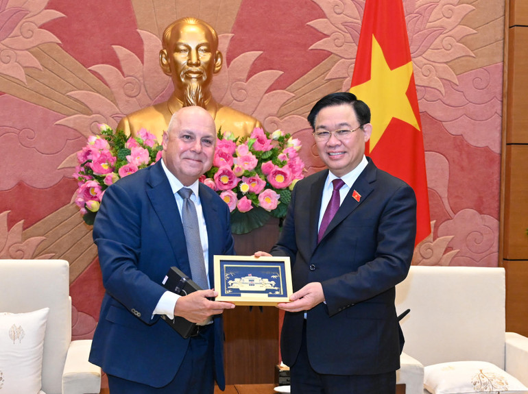 Chủ tịch Quốc hội Vương Đình Huệ tặng quà lưu niệm cho Bộ trưởng Ngân khố bang Victoria Tim Pallas.