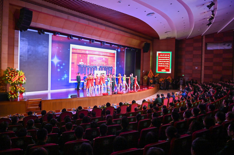 Chương trình văn nghệ quần chúng của các y, bác sĩ Bệnh viện Trung ương Quân đội 108 mở đầu buổi gặp mặt.