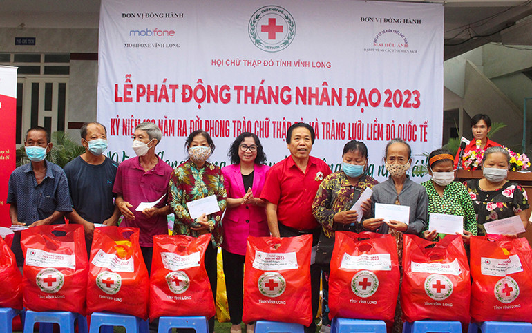 Trao quà cho gia đình chính sách và hộ nghèo.