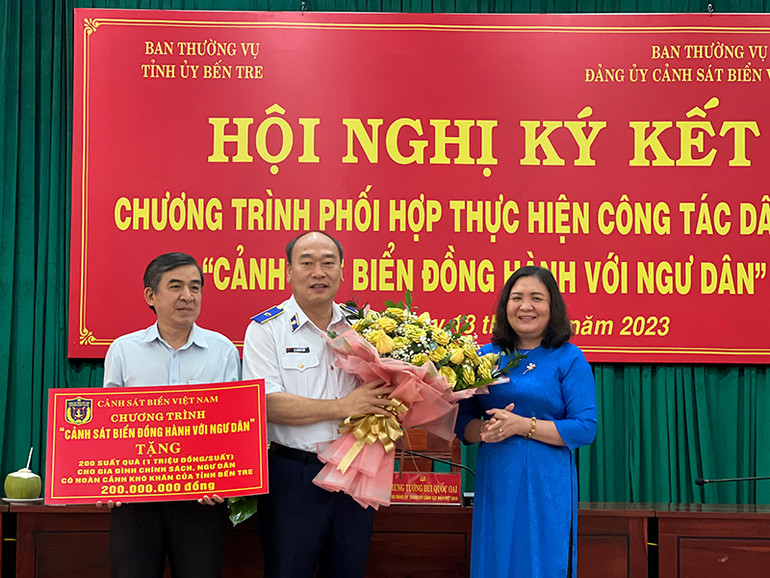 Trao bảng tượng trưng 200 triệu đồng tặng quà cho gia đình chính sách, ngư dân có hoàn cảnh khó khăn.