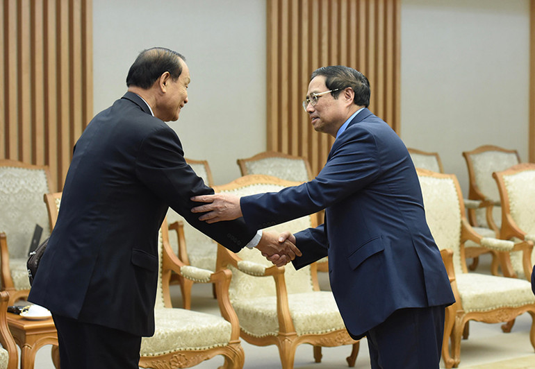 Thủ tướng Phạm Minh Chính đón các thành viên của đoàn đi cùng đồng chí Sinlavong Khoutphaythoune, Chủ tịch Ủy ban Trung ương Mặt trận Lào xây dựng đất nước.