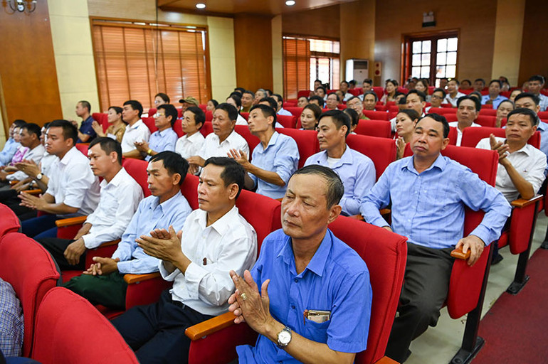 Đông đảo cử tri huyện Vĩnh Bảo tham dự hội nghị.