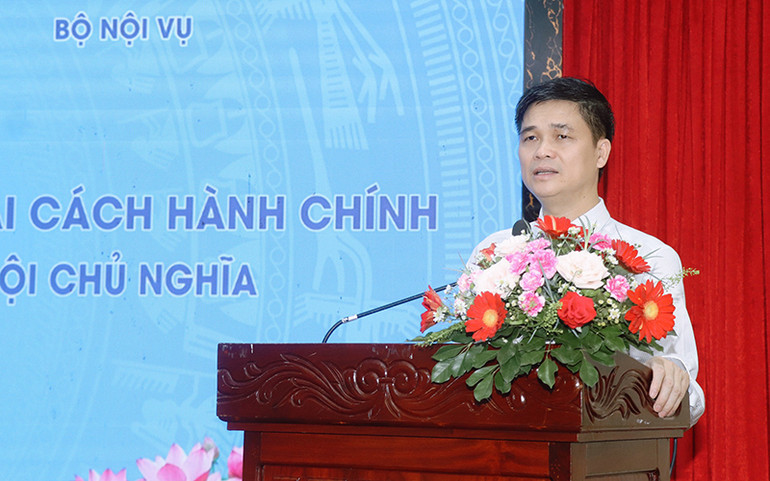 Đồng chí Ngọ Duy Hiểu, Phó Chủ tịch Tổng Liên đoàn Lao động, Chủ tịch Công đoàn viên chức Việt Nam phát biểu tại Hội thảo.