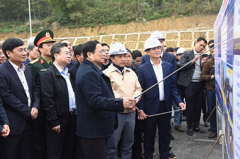 Thủ tướng Phạm Minh Chính đến Kiểm tra dự án cao tốc Mai Sơn-Quốc lộ 45 tại vị trí hầm Thung Thi, đoạn qua địa bàn xã Hà Lĩnh, huyện Hà Trung (Thanh Hóa)