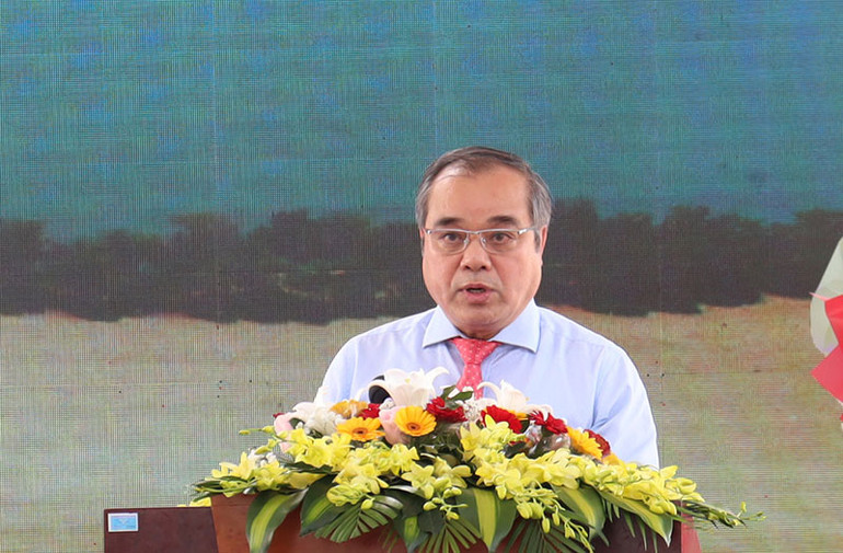 Phó Chủ tịch Thường trực Ủy ban nhân dân tỉnh Quảng Ngãi Trần Hoàng Tuấn phát biểu tại buổi lễ.