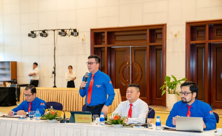 Đồng chí Võ Văn Châu - Bí thư Đoàn Vietsovpetro phát biểu khai mạc hội thảo.