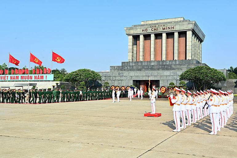 Đoàn đại biểu các lực lượng vũ trang vào Lăng viếng Chủ tịch Hồ Chí Minh.