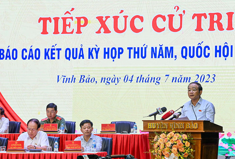 Phó Trưởng đoàn chuyên trách đoàn đại biểu Quốc hội thành phố Hải Phòng Lã Thanh Tân trình bày báo cáo với cử tri.
