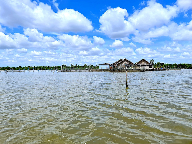 Khu vực một hộ dân tự phát làm du lịch trong đầm Thị Tường.