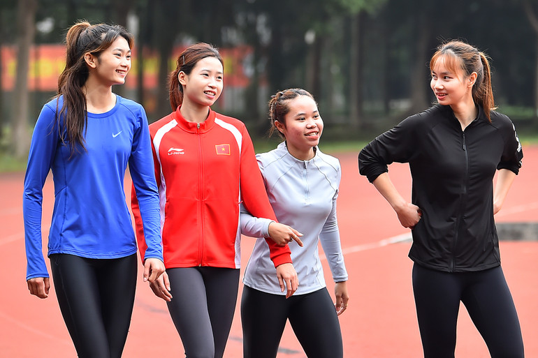 SEA Games 32 đang đến gần, các vận động viên đội tuyển điền kinh đã chuẩn bị sẵn sàng về cả thể chất lẫn tinh thần để có thể mang về những kết quả tốt nhất.