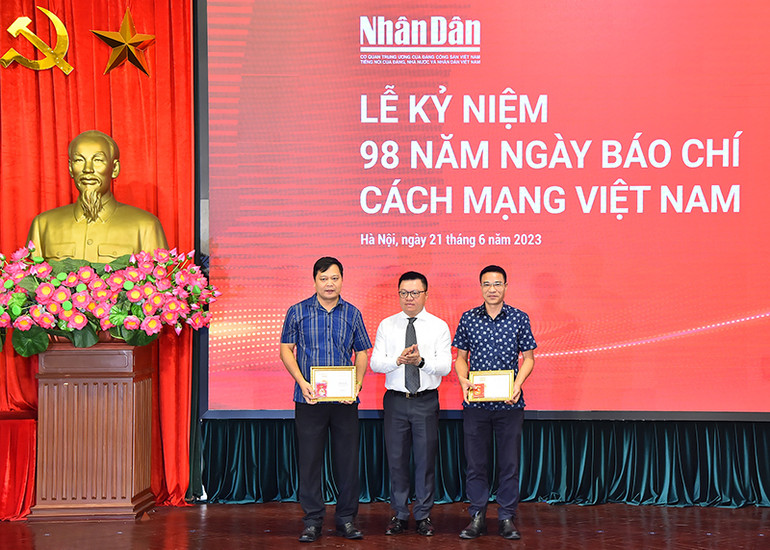 Tổng Biên tập Báo Nhân Dân Lê Quốc Minh trao Kỷ niệm chương của Hội Nhà báo Việt Nam tặng các cá nhân tại buổi lễ.