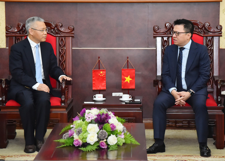 Tổng Biên tập Báo Nhân Dân Lê Quốc Minh tiếp Cục trưởng Thông tin tuyên truyền, Ban Liên lạc Đối ngoại Trung ương Đảng Cộng sản Trung Quốc Hồ Triệu Minh.