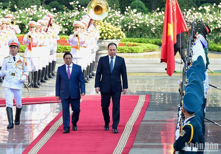 Thủ tướng Phạm Minh Chính và Thủ tướng Cộng hòa Belarus Roman Golovchenko duyệt Đội danh dự Quân đội nhân dân Việt Nam.