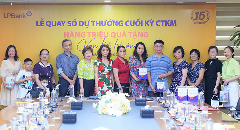 Khách hàng gửi tiết kiệm tại LPBank tới tham dự lễ quay số trúng thưởng chương trình khuyến mại “Hàng triệu quà tặng - Vạn lời tri ân”.