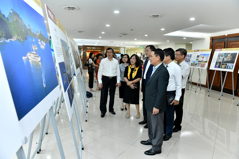 Các đại biểu xem các tác phẩm ảnh trưng bày tại lễ trao giải.