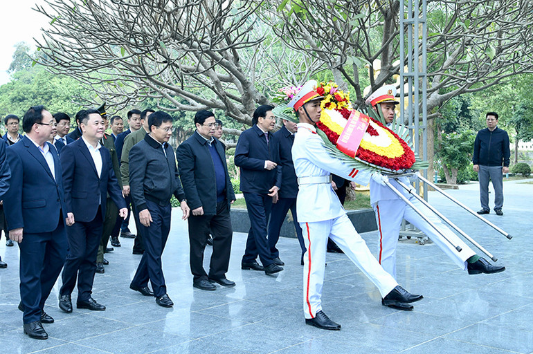 Thủ tướng Phạm Minh Chính đến dâng hương, dâng hoa tại Nghĩa trang Liệt sĩ Quốc gia A1.