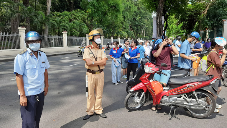 Ngày thi đầu tiên, công tác an toàn trật tự giao thông chung quanh các điểm thi được bảo đảm.